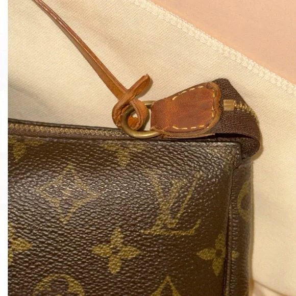 Louis Vuitton Pochette Vintage Brown Monogram leather Shoulder bag 

Offers - Picture 7 of 14